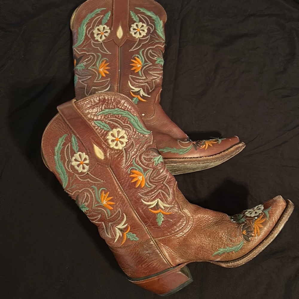 Brown embroidered, pointed toe boots